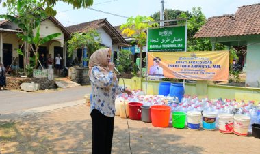 BUPATI PANTAU LANGSUNG PENDISTRIBUSIAN AIR BERSIH DI DESA KEDUNGKEBO YANG TERDAMPAK KEKERINGAN