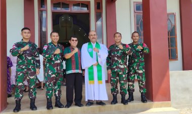 Tingkatkan Keimanan dan Ketaqwaan Dansatgas Pamtas Yon Armed 16 TK Bersama Anggota Ibadah di Gereja GPIB Menara Iman Sekayam