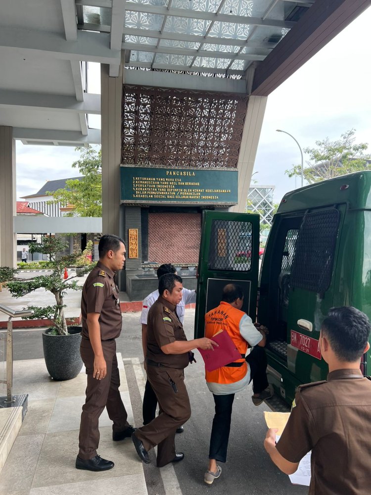 PENAHANAN 1 (SATU) ORANG TERSANGKA DUGAAN TIPIKOR PEMBANGUNAN JEMBATAN SUNGAI ENOK KEC. ENOK PADA DINAS PEKERJAAN UMUM KAB. INDRAGIRI HILIR TA. 2012