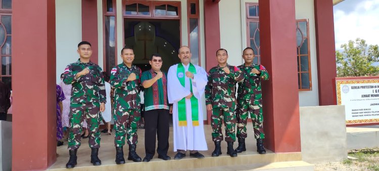 Tingkatkan Keimanan dan Ketaqwaan Dansatgas Pamtas Yon Armed 16 TK Bersama Anggota Ibadah di Gereja GPIB Menara Iman Sekayam