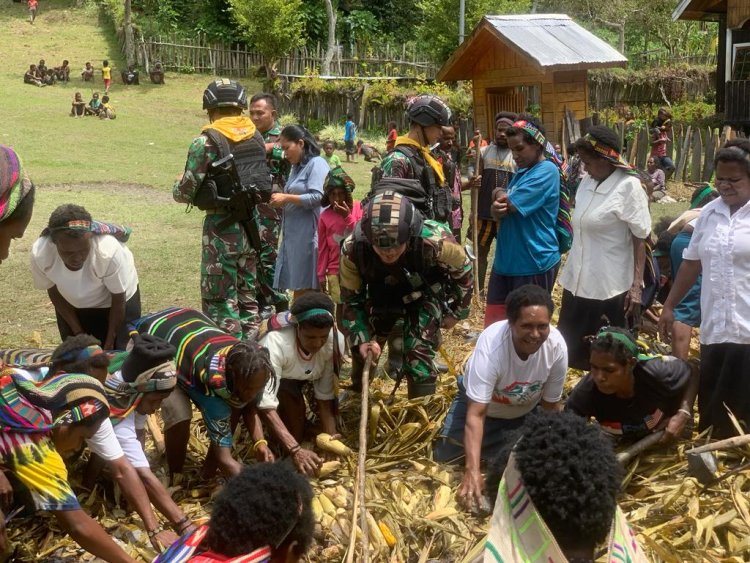 Satgas Mobile Raider 300 Siliwangi Ramaikan Acara Bakar Batu Bersama Masyarakat Kab. Puncak Papua