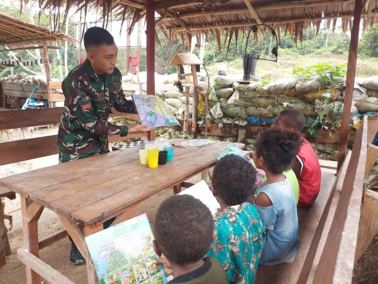 Anak Kampung Persiapan Robert Belajar Bersama Bapak TNI di Saung Satgas Yonif 623