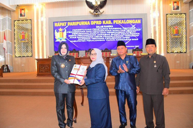 Bupati Pekalongan Hadiri Paripurna Persetujuan Raperda Pencegahan daN Peningkatan Kualitas Perumahan Kumuh dan Permukiman Kumuh