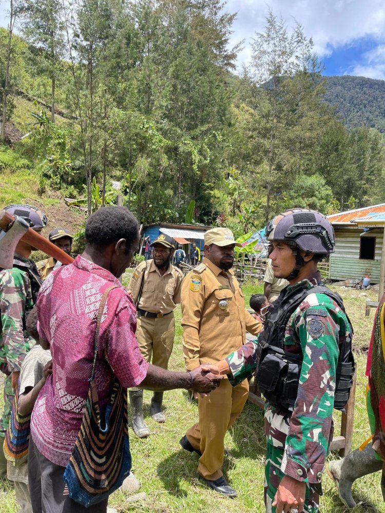 Satgas Mobile Raider 300 Siliwangi Damaikan Warga Yang Bertikai di Amangi, Distrik Ilaga Utara Papua