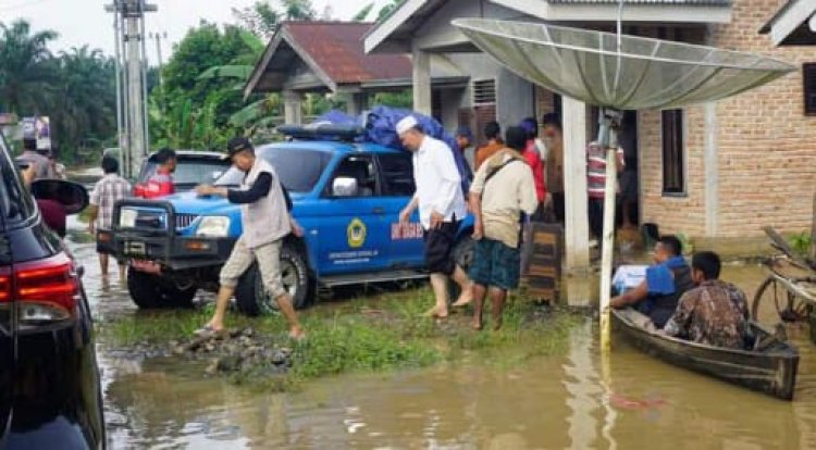 Bupati Hamsuardi Dan Wabup Risnawanto Tinjau Langsung Lokasi Banjir Serta Salurkan Bantuan Kepada Masyarakat Terdampak Banjir