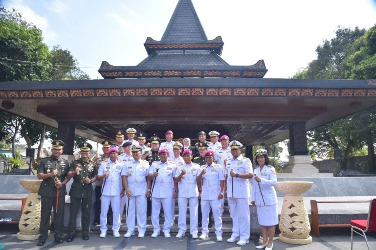 Mengenang Perjuangan Jasa Pahlawan Bangsa, Gubernur AAL Ziarah Rombongan Ke Makam Presiden RI Ir. Sukarno dan KH. Abdurrahman Wahid