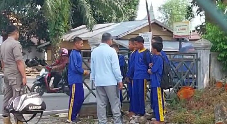 UNIK !! ..TERNYATA BUPATI PASBAR SERING MENGUJI HAPALAN ANAK-ANAK SEKOLAH BILA KEBETULAN BERTEMU DENGANNYA