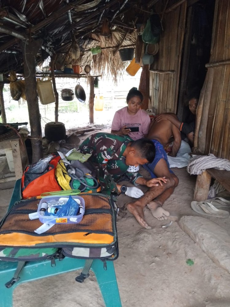 Sigap Dalam Penanganan Medis, Pos Oepoli Sungai Satgas Yonkav 6/Naga Karimata Bantu Warga Yang Mengalami Kecelakaan Kerja
