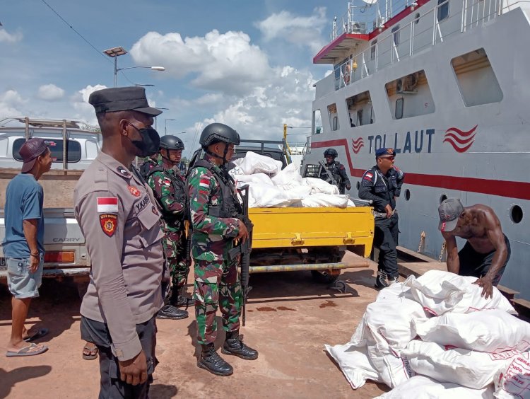 Antisipasi Peredaran Miras, Satgas Yonif 125/SMB Laksanakan Sweeping Bersama Polri