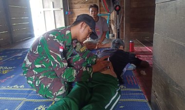 "Pos Koki Sajingan Satgas Pamtas RI-MLY Yonarmed 16/TK Memberikan Pelayanan Kesehatan kepada Masyarakat."