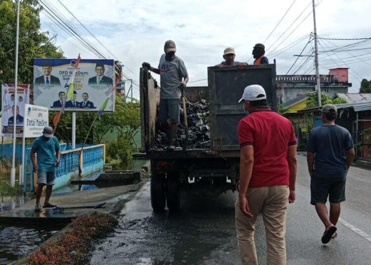 DLH Rohil Kerahkan 3 Armada Bersihkan Lumpur di Sepanjang Jalan Protokol Bagansiapiapi.