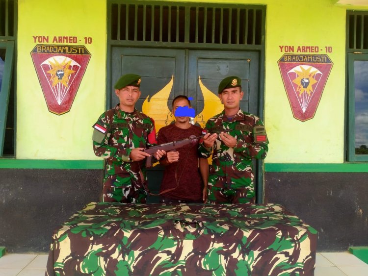 Pabintal Bersama Prajurit Satgas Yonarmed 10/Bradjamusti Terima 1 Pucuk Senjata Api Rakitan Dari Warga Binaan