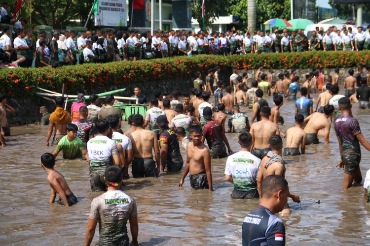 Keseruan Lomba Tangkap Ikan Bersama Pangdam XII/Tpr Meriahkan HUT Satuan