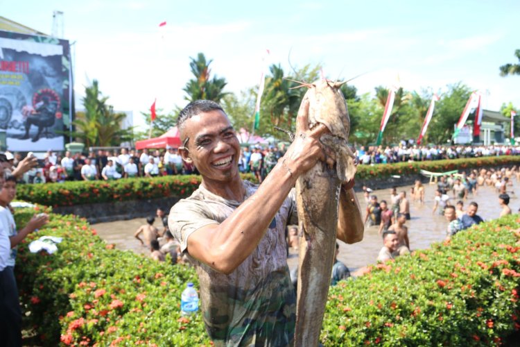 Keseruan Lomba Tangkap Ikan Bersama Pangdam XII/Tpr Meriahkan HUT Satuan