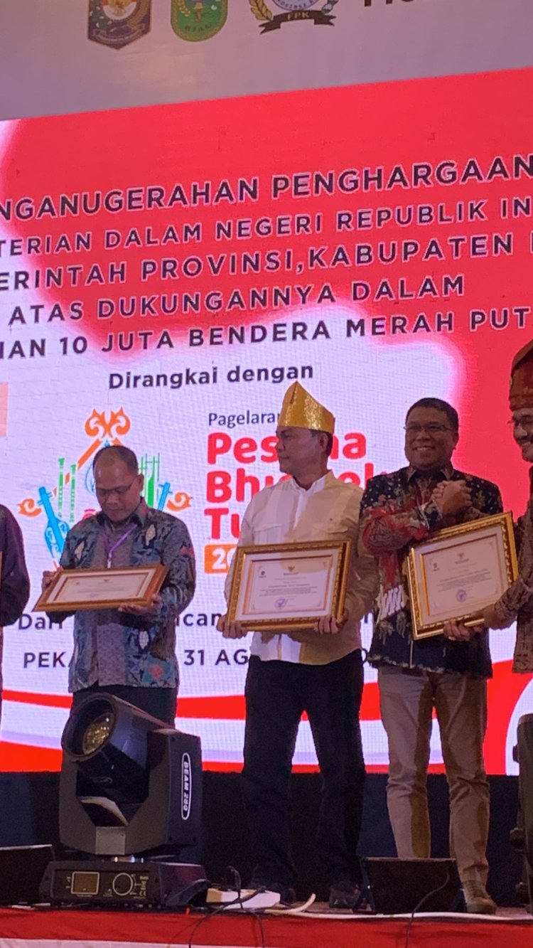Kota Pekanbaru Kembali Raih Penghargaan 10 Juta Bendera dari Menteri Dalam Negeri RI