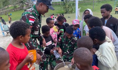 Pos Eragayam Satgas Yonif 641/Bru Berikan Bubur Kacang Hijau untuk Tingkatkan Gizi Anak-anak Papua