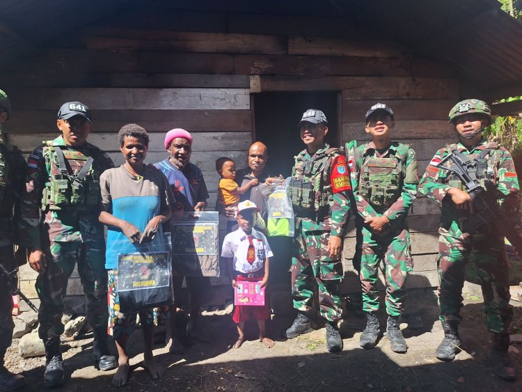 Satgas 641/Bru Berikan Bantuan Seragam Sekolah Gratis untuk Anak-Anak Papua di Yahukimo