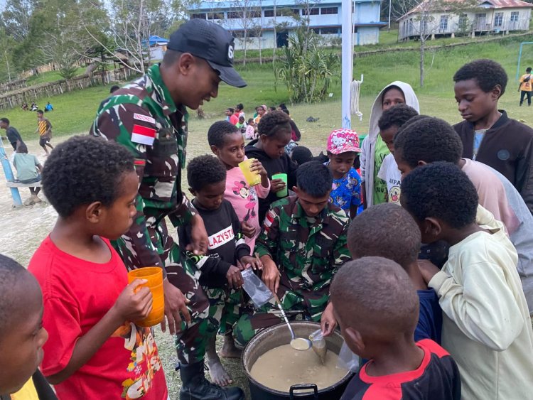 Pos Eragayam Satgas Yonif 641/Bru Berikan Bubur Kacang Hijau untuk Tingkatkan Gizi Anak-anak Papua