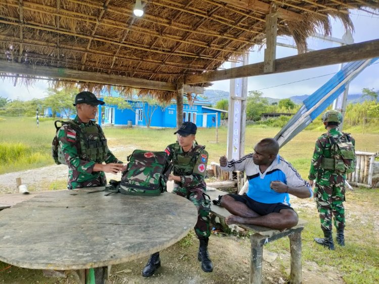 Satgas Yonif 641/Bru Gelar Yankes Keliling di Papua