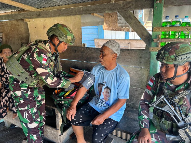 TNI Pos Tomage Layani Kesehatan Warga Papua Barat