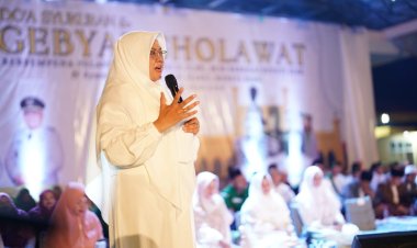 Afni Z, Santri Pertama Jadi Bupati Siak
