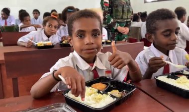 Satgas Yonif 642 Bagikan Makanan Bergizi Gratis untuk Anak Papua