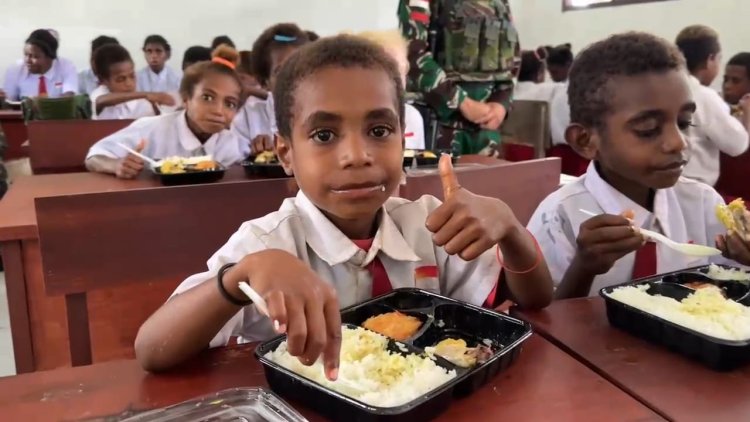 Satgas Yonif 642 Bagikan Makanan Bergizi Gratis untuk Anak Papua