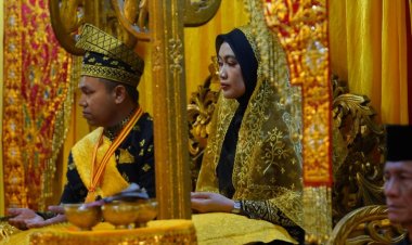 Gubernur Abdul Wahid Dianugerahi Gelar Adat Datuk Seri Setia Amanah