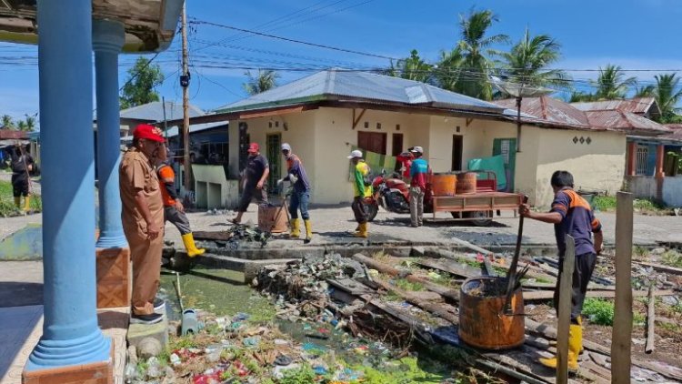 DLH Rohil Bersihkan Sampah & Normalisasi Drainase di Bagan Barat