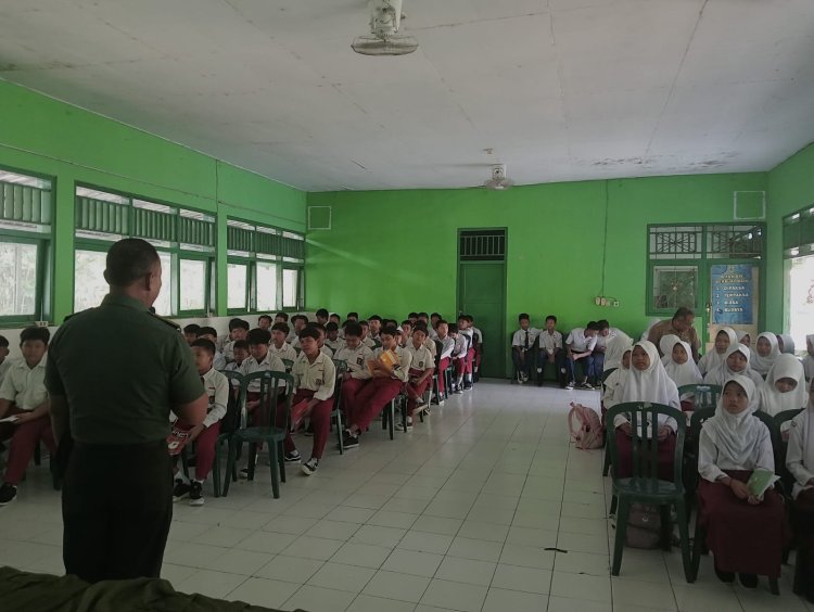Babinsa Aktif Bina Karakter Siswa di MPLS SMPN 2 Sukodono