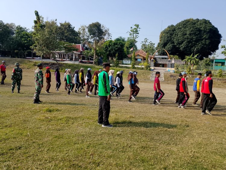 Babinsa Latih Baris-Berbaris Siswa SMKN 1 Gesi, Tanamkan Kedisiplinan dan Semangat Nasionalisme Sejak Dini