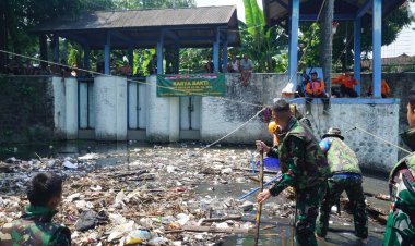 Satgas TMMD Kodim 0735/Surakarta Gelar Karya Bakti Bersih Sungai Peringati HUT RI ke-80