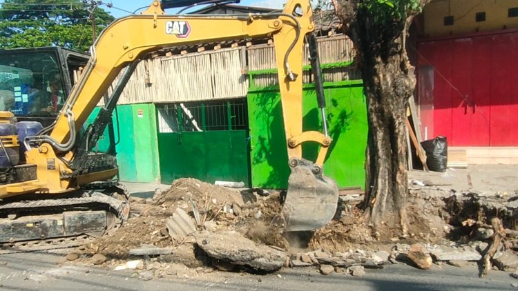 Satgas TMMD Kodim 0735 Surakarta Gunakan Eskavator Bersihkan Jalur Saluran Air