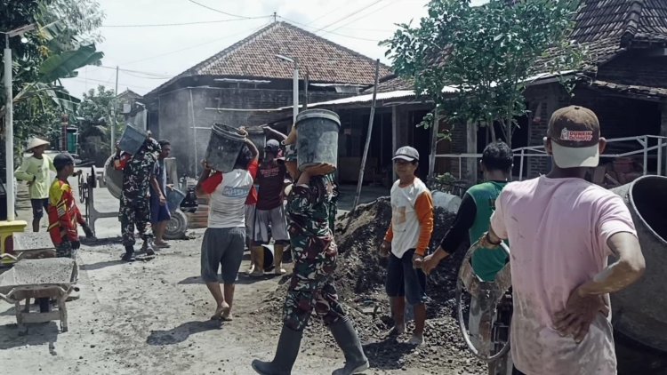 Babinsa Sragen Gotong Royong Bangun Talud Jalan Bersama Warga