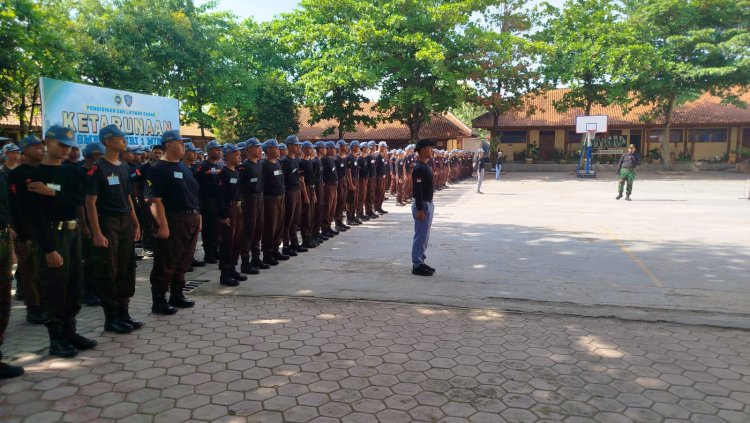 Babinsa Latih Siswa SMK Tata Upacara dan Disiplin