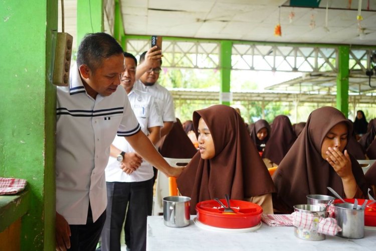 Gubri Abdul Wahid Pantau Ketat Program MBG di Riau, Antisipasi Kasus Keracunan