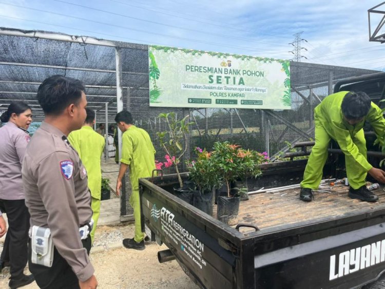 Polres Kampar Salurkan 120 Bibit Pohon ke SMKN 1 Bangkinang Lewat Program Bank Pohon Setia
