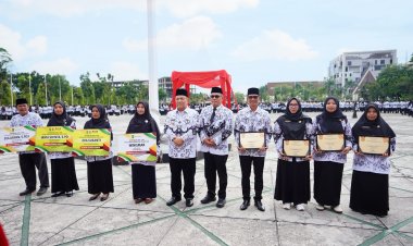 Guru Berprestasi Riau Menangis Haru Terima Hadiah Umrah dari SF Hariyanto