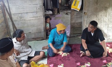 Bupati Pelalawan Zukri Salurkan Bantuan Sosial untuk 35 Warga Pangkalan Kerinci Timur