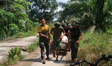 Telusuri Jalan 1,5 Kilometer Dengan Gerobak Sorong, Satgas TMMD Kodim 0313/KPR Langsir Material Rumah Ibu Diasan