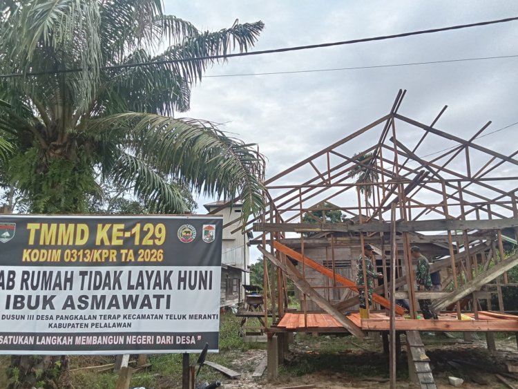 Hari Ke Empat TMMD Ke-129 Kodim 0313/KPR, Pembangunan Rumah Tembus 25 Persen Dan  Ibu Asmawati Terharu   