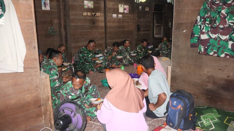 Hangatnya Kebersamaan: Satgas TMMD Ke-129 Kodim 0313/KPR Gelar Makan Bersama di Rumah Orang Tua Asuh