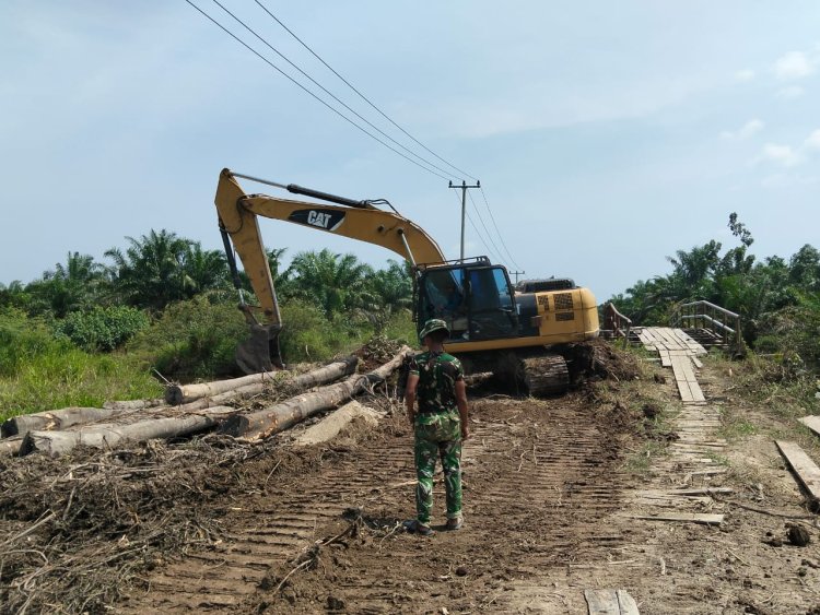 Jaga Kelancaran Pasokan Material, Satgas TMMD Ke-129 Kodim 0313/KPR Terus kerjakan Perbaikan Jembatan Penyeberangan Sementara   