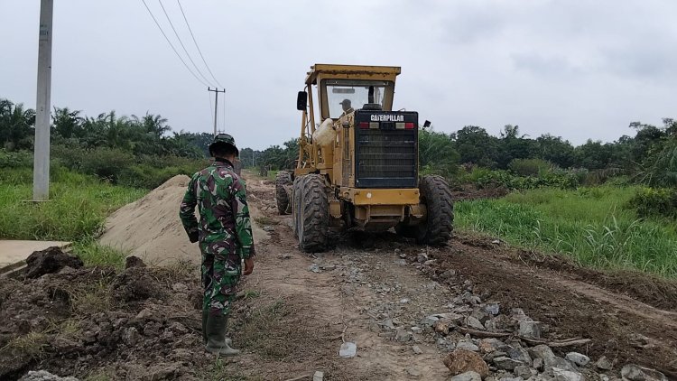 Fokus pada Kualitas Jalan Sasaran TMMD Ke-129, Satgas Kodim 0313/KPR Kerahkan 7 Unit Dump Truck Ratakan Batu Pecah